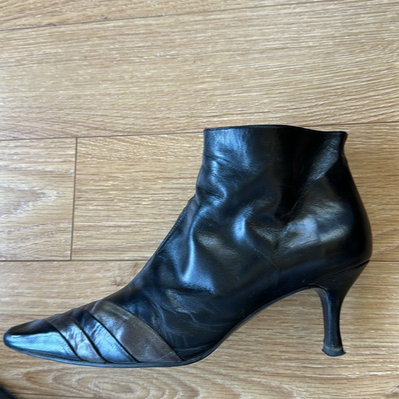 Spanish leather bootie, black with gold leather trim. Side zip, size 9.5 - Picture 4 of 6